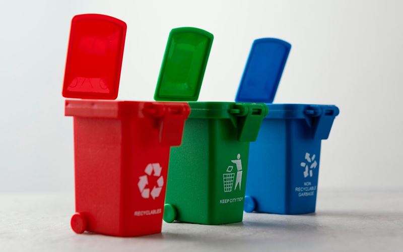 Poubelles de tri colorées