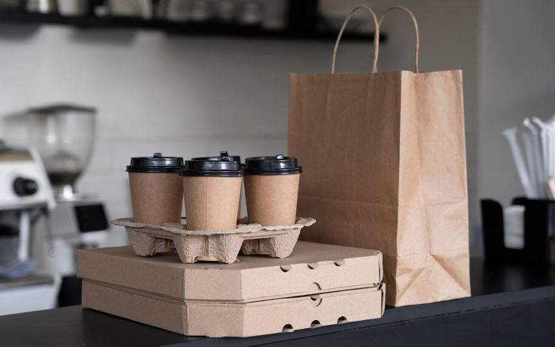 Gobelets, sac kraft et boîtes à emporter